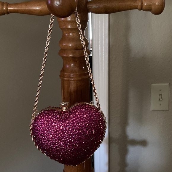 unknown Handbags - Elegant Heart-Shaped Crystal Clutch